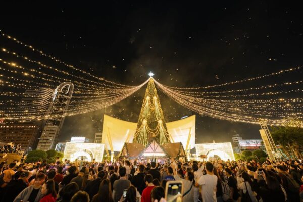 2025高雄聖誕生活節黃金週盛大登場！ 落日飛車、Gummy B點燃浪漫高潮 首日破10萬人齊聚中央公園 市府部署三倍警力強化戒備